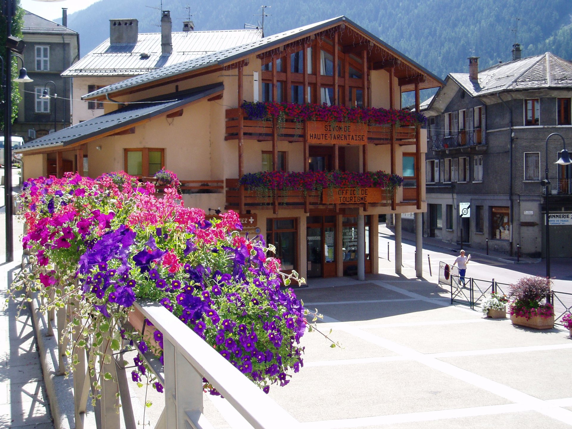 Fleurissement d'un bâtiment public en montagne