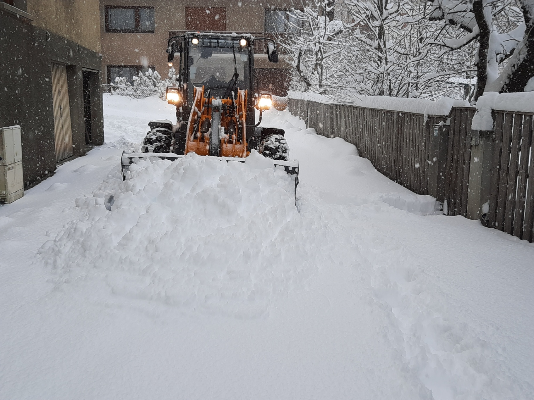 Déneigement d'une voie d'accès en hiver