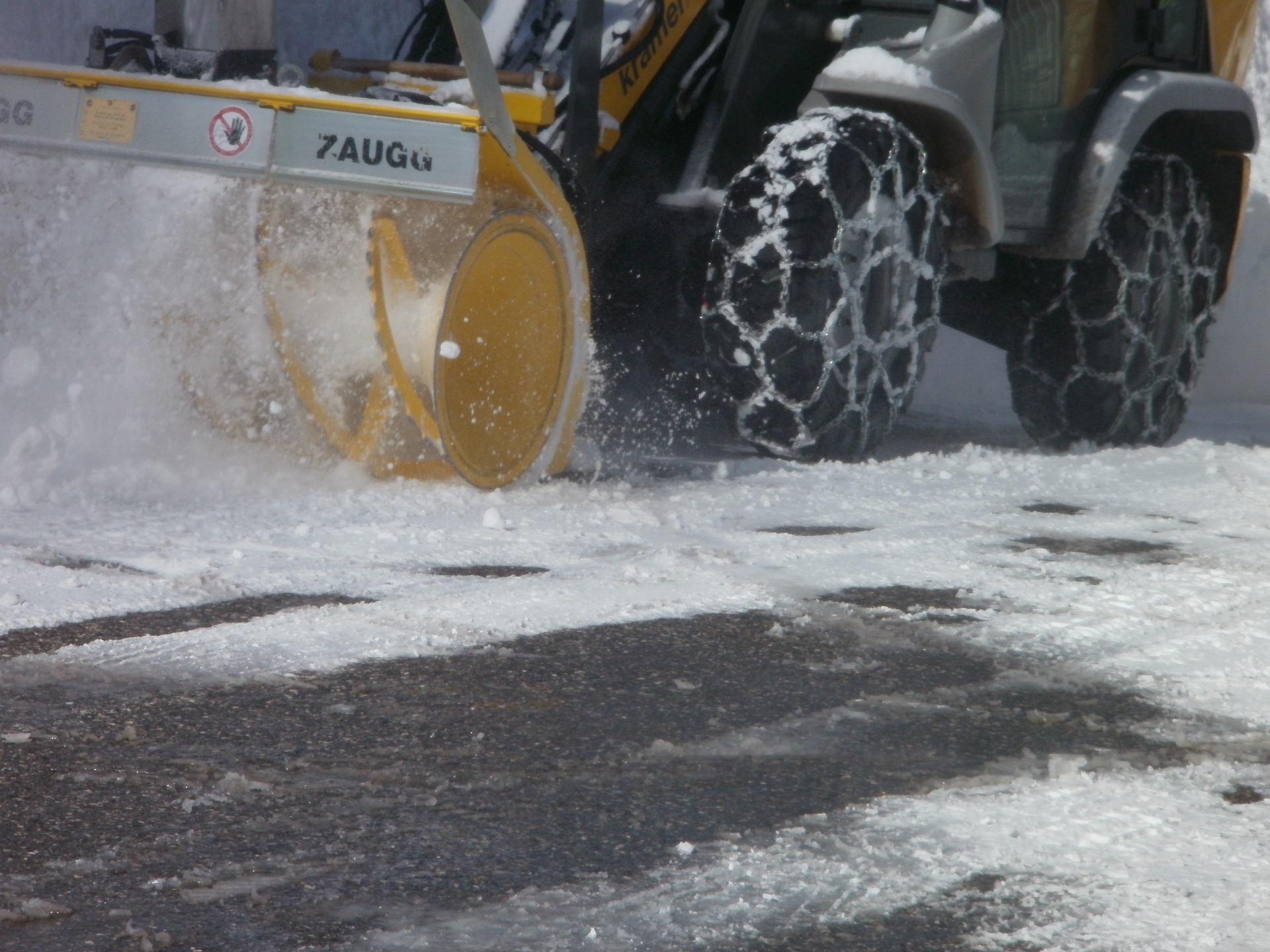 Fraise à neige Zaugg en action sur une route enneigée