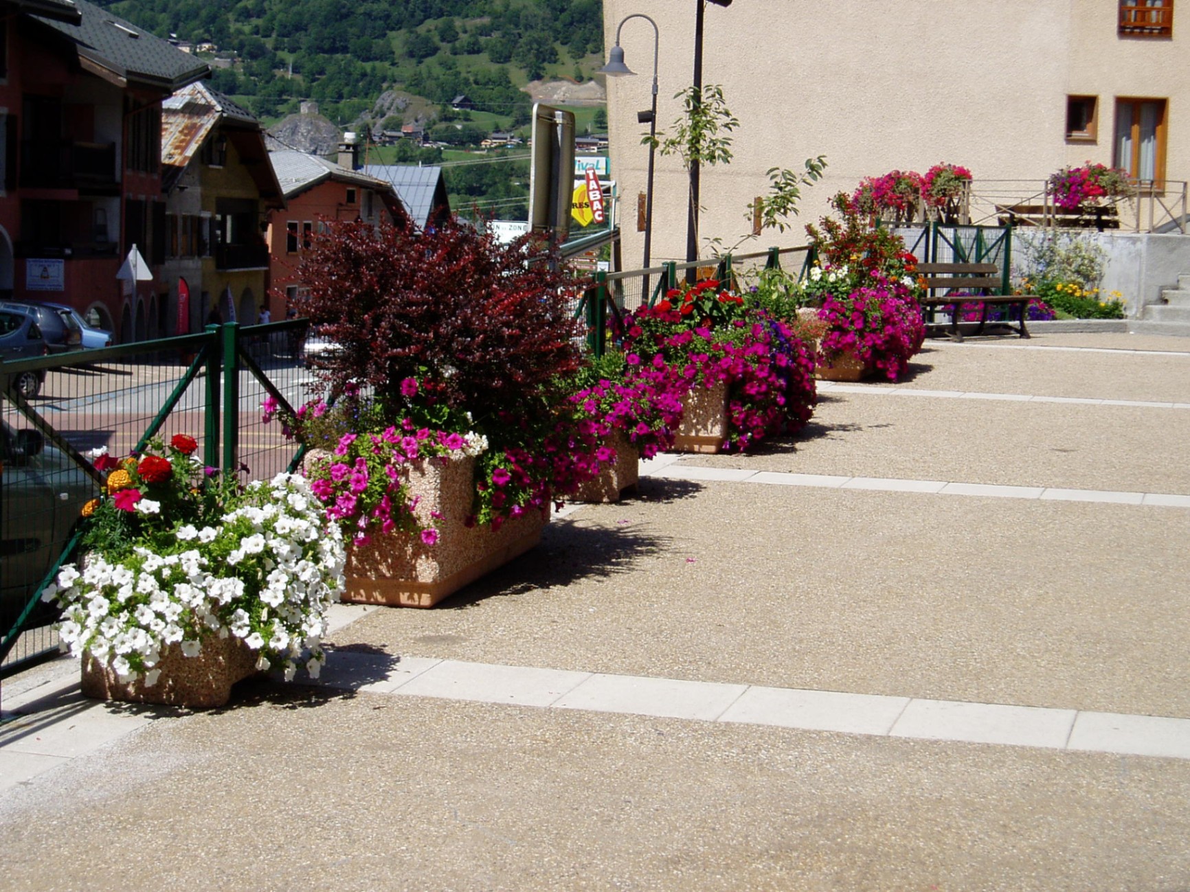 Alignement de bacs fleuris en centre de village
